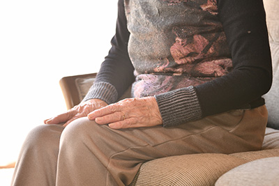 ソファに座るシニアの女性