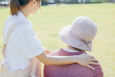 お年寄りの女性と介護スタッフ